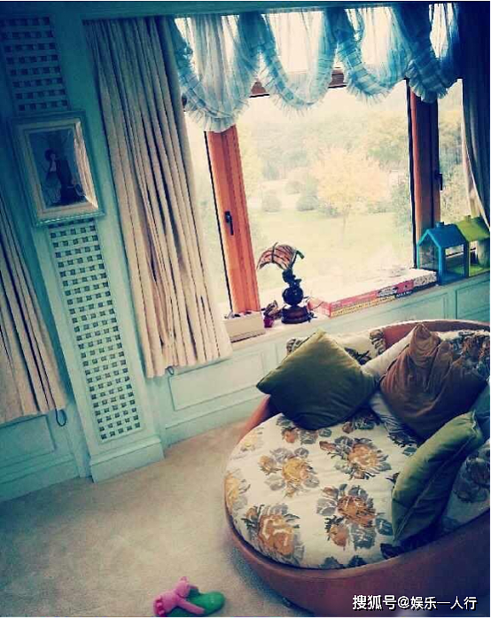 S级美女刘亦菲现实的家，客厅摆着自己的自画像，整体装修很仙气 - 2