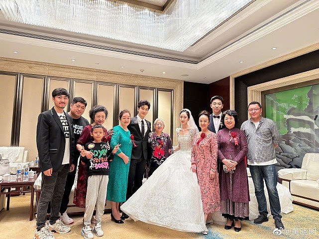 黄晓明参加表弟婚礼，与家人开心大合影，未见爱子小海绵 - 4