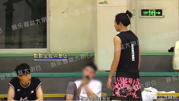 王鹤棣与范世錡打篮球 狂做引体向上高抬腿热身 - 5
