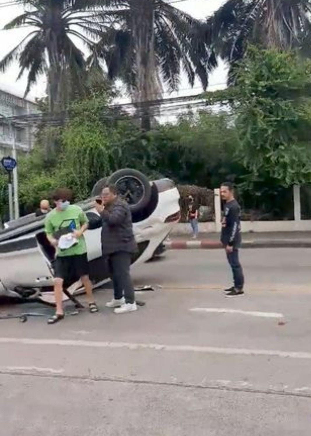 26岁男星发生车祸！车子180度翻倒在路中央，路人及时救助送医院 - 3