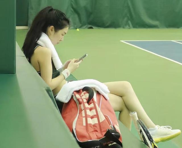 李咏21岁女儿法图麦越长越美，打网球肌肉线条吸睛，素颜皮肤白皙 - 2