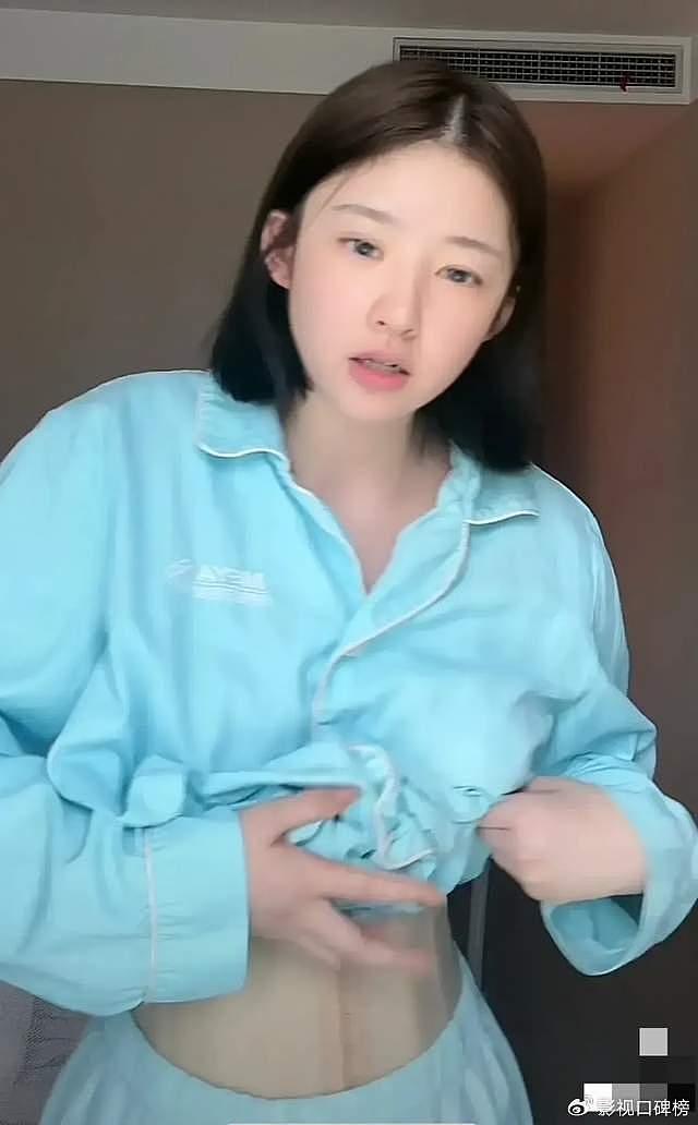 黄一鸣带着女儿坐高铁，闪闪很开心，有网友调侃“去父留子多香” - 13