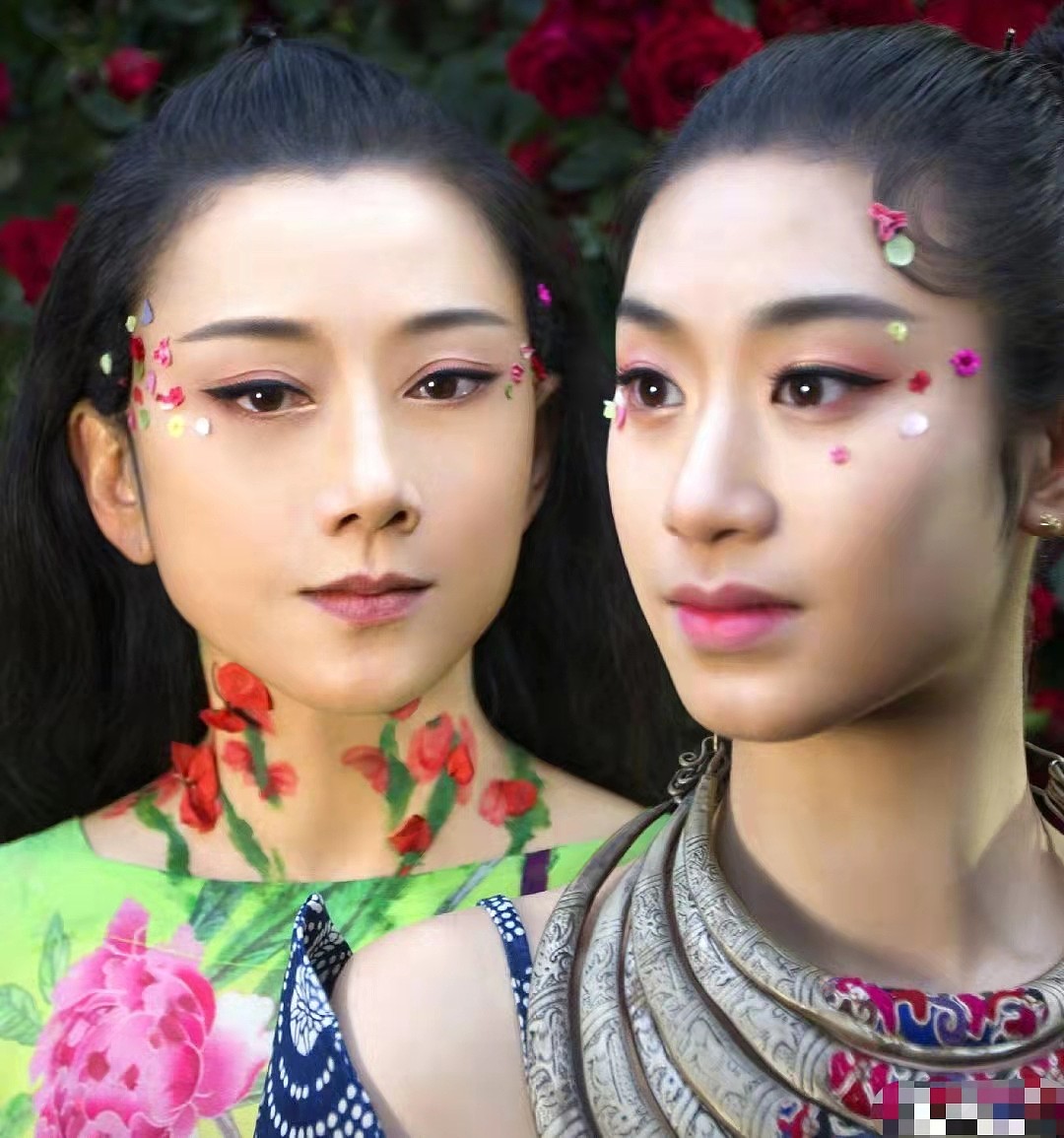 杨丽萍与俩亲妹妹同框，三姐妹长相相像，被网友称为“三朵花” - 13