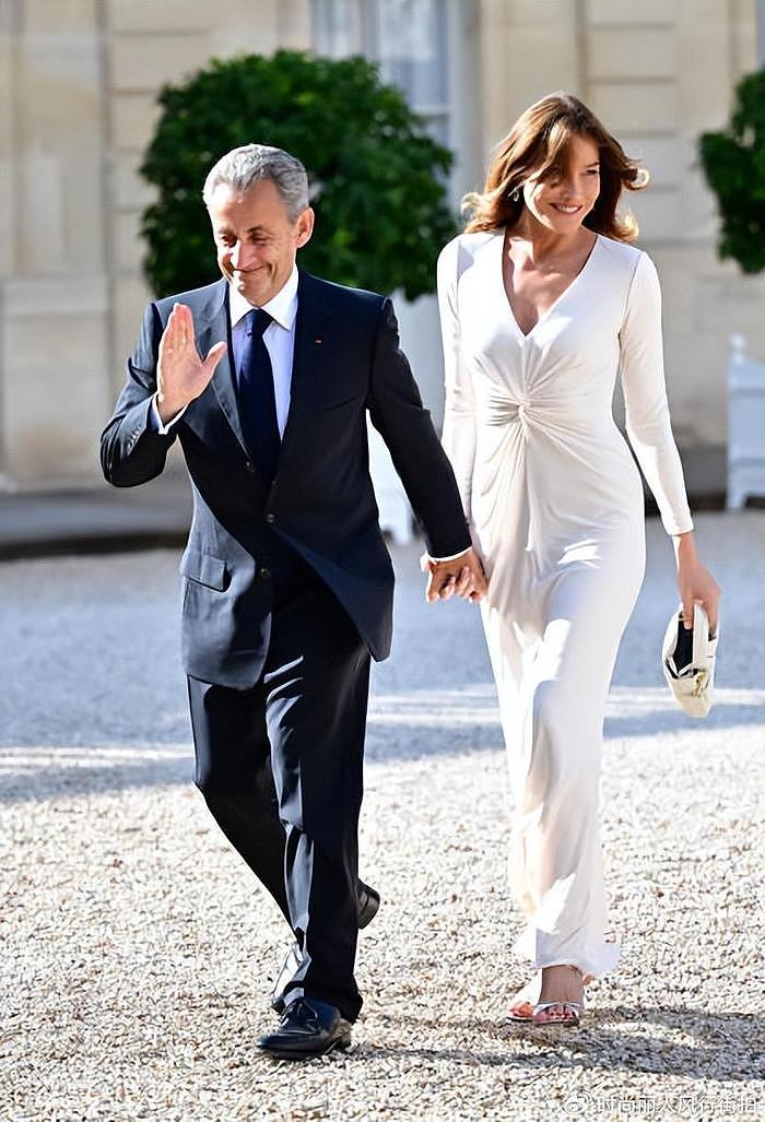 前法国总统萨科齐带着超模夫人也出席国宴！布吕尼一身白裙，好美 - 2
