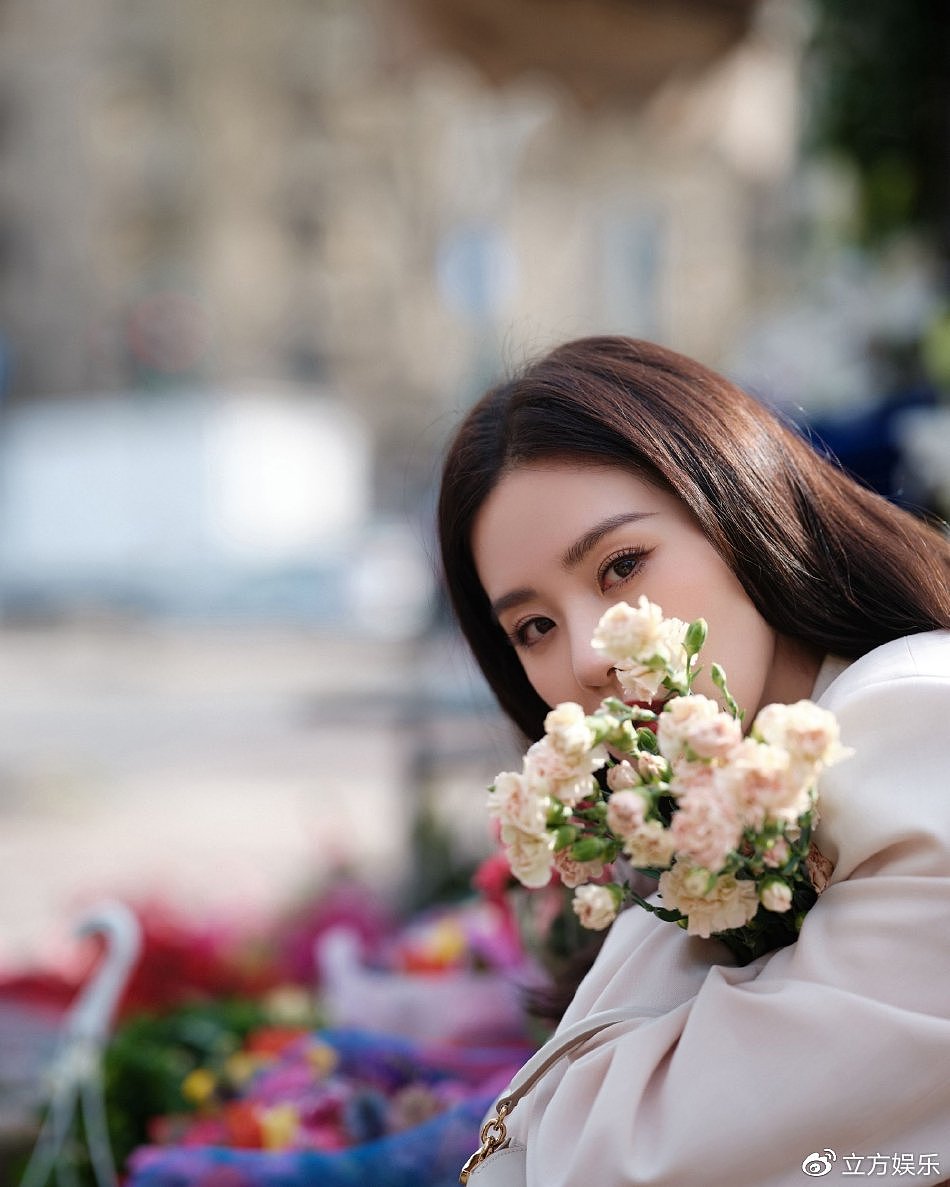 刘诗诗米兰时装周街拍大片 穿米白色西装手捧鲜花优雅浪漫 - 2