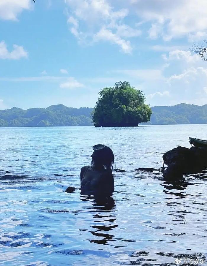 张慧雯晒泰国旅游照好惬意 下海潜水与鱼群共舞 - 2