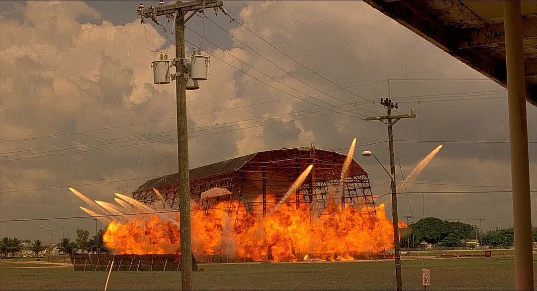 拍了28年大片的爆炸贝，凭变形金刚全球大火，这次是亡命救护车 - 12