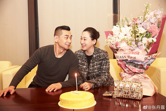 赵文卓妻子43岁生日，儿子头剪成蛋糕状酷，大女儿发长文表白妈妈 - 12