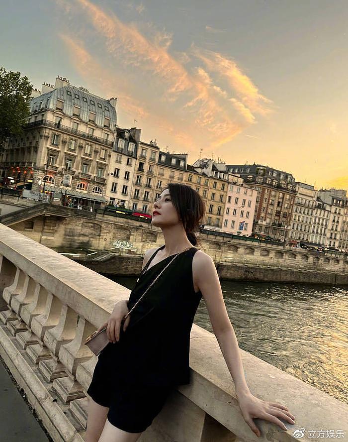 高圆圆晒巴黎街头氛围感随拍 穿黑色斜肩裙慵懒随性 - 5