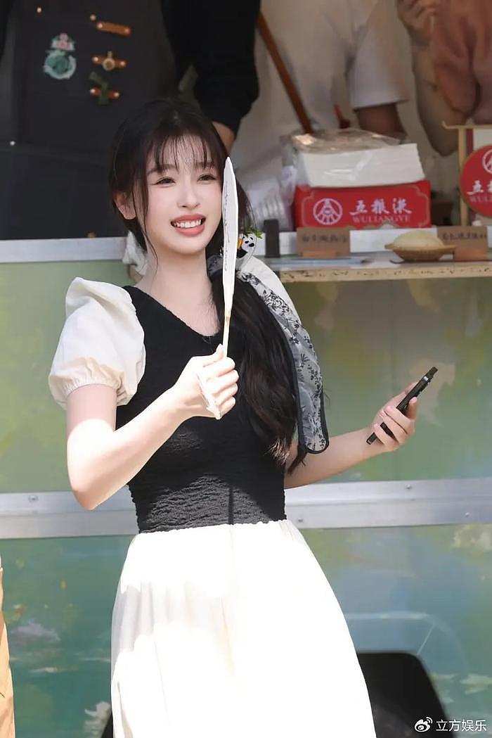 虞书欣对镜甜笑温柔大方 丝巾扎头发宛如油画少女 - 7