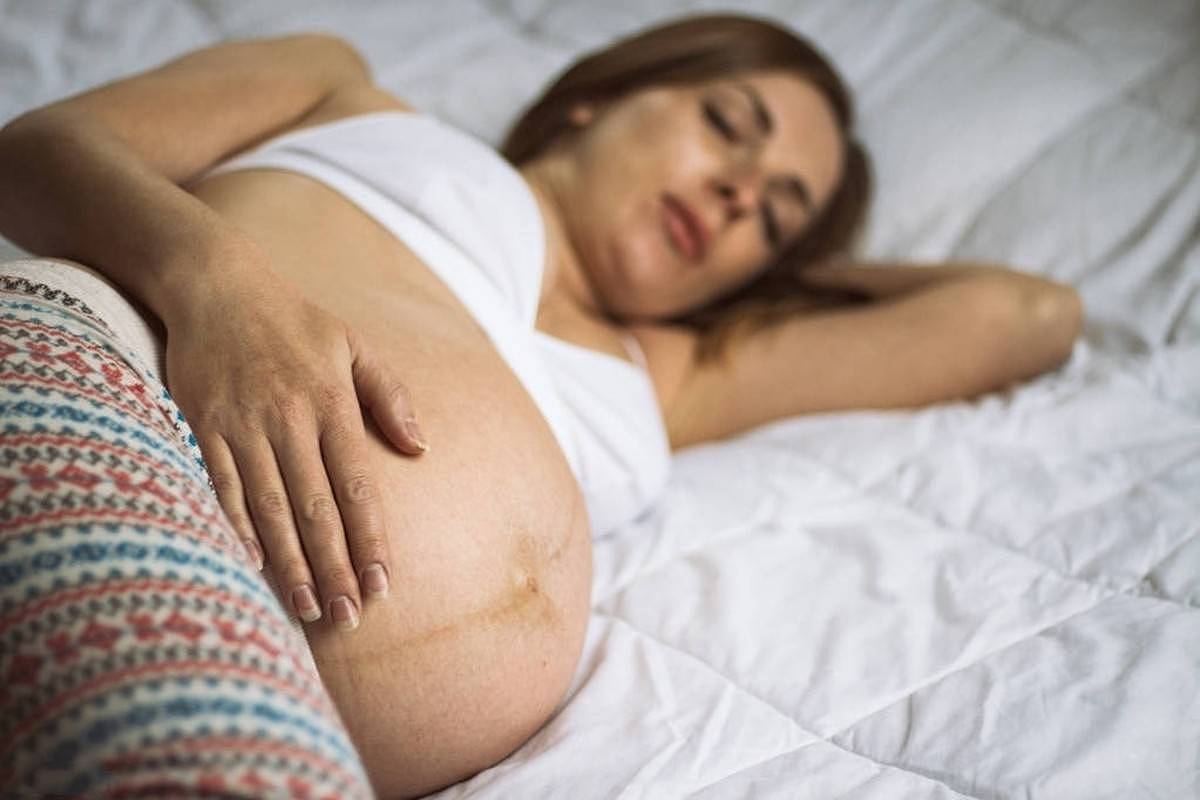 孕晚期睡姿很讲究，这两种睡姿，对孕妇和胎儿非常危险，你别犯傻 - 1