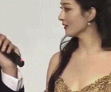 亚洲电影大奖这一夜，赵丽颖尴尬溢出屏幕，穿过季礼服被敷衍对待 - 18