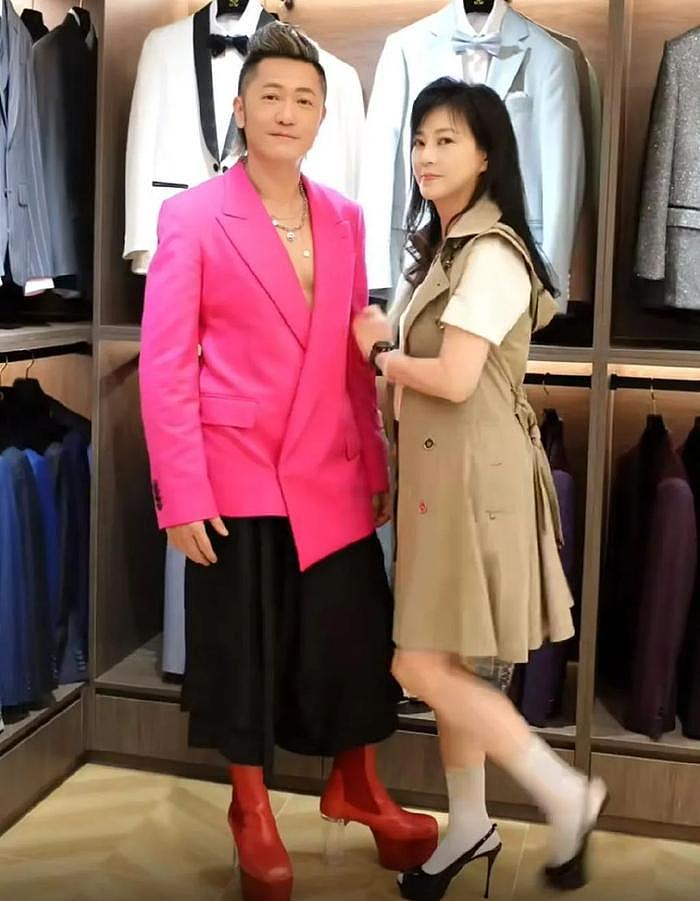57岁港星服装店开业，穿着太奇葩遭嘲讽，虽过气仍住上亿别墅 - 4