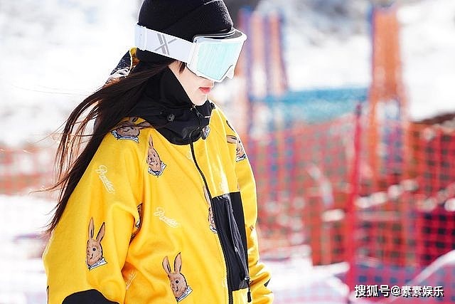 李小璐现身滑雪场，穿衣风格变化非常大，对着镜头开心招手 - 4