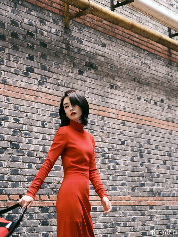 刘雅瑟露背红色长裙造型亮眼 酷拽优雅一键切换 - 5
