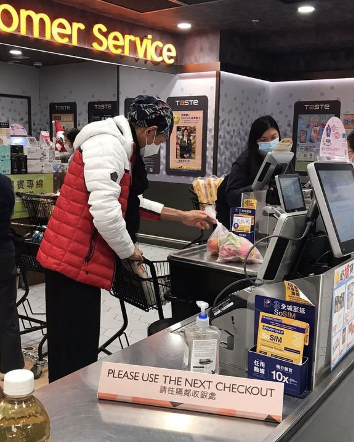 59岁江华打扮显眼现身超市，戴老花眼镜选食材，不介意遭路人打量 - 5