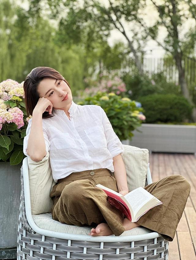 张蕾看书带火了一种贵妇穿搭：白衬衫+阔腿裤+波波头，优雅又显贵 - 4