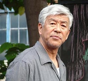 国家一级演员张洪杰，养瘫痪妻子被3个孩子啃老，75岁不敢退休 - 1