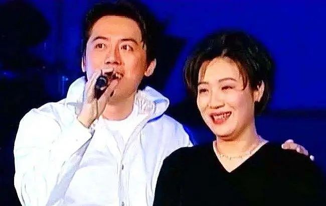 54岁歌手张宇将重返歌坛，年轻时情种一枚，妻子为他写歌150首却多次惨遭分手 - 12