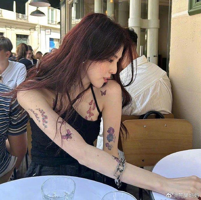 韩素希的造型里经常出现纹身贴，感觉她挺喜欢纹身的，腰上的纹身应该是真的 - 4