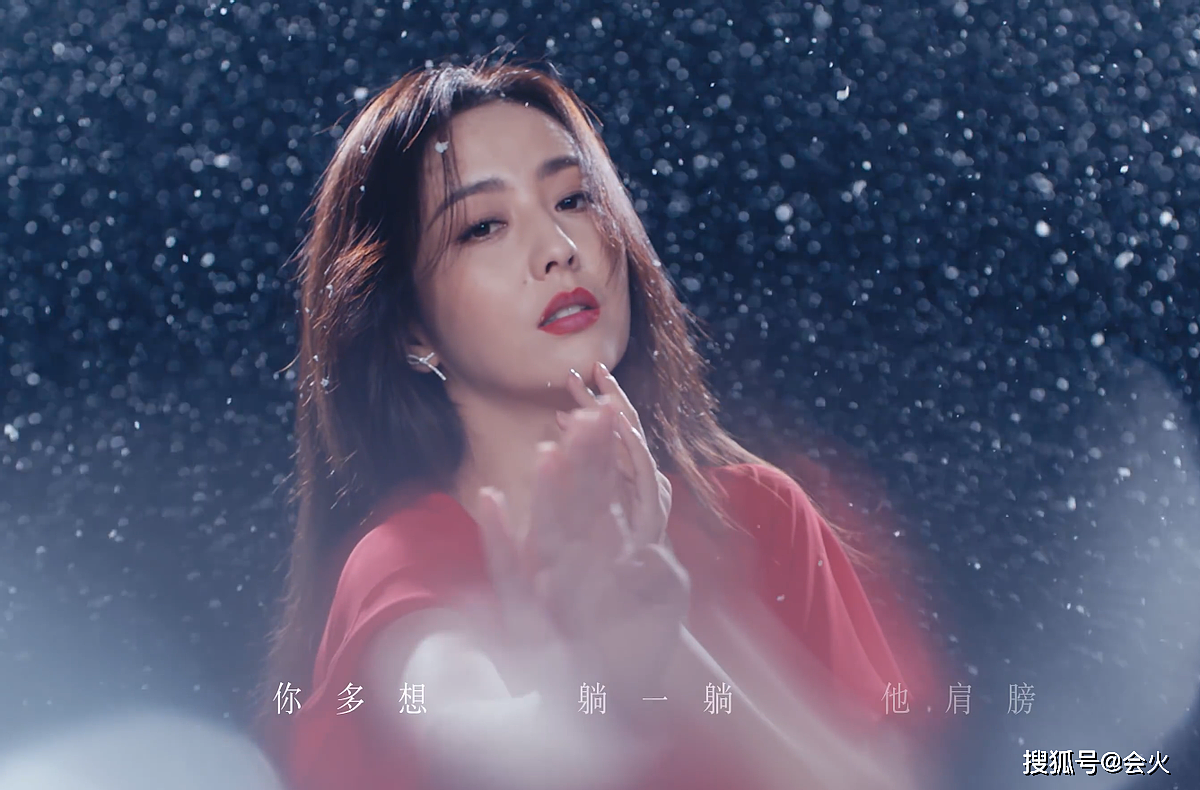 佟丽娅参演张杰新歌MV，雪中光脚跳舞灵动唯美，与张杰甜蜜相拥 - 3