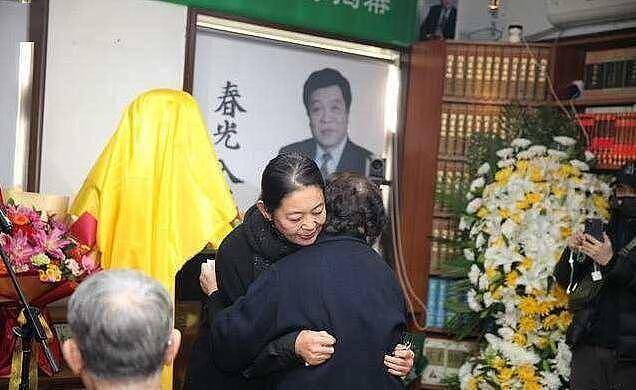 赵忠祥80岁冥寿，杨澜含泪主持怀念，遗孀和倪萍为塑像揭幕 - 1