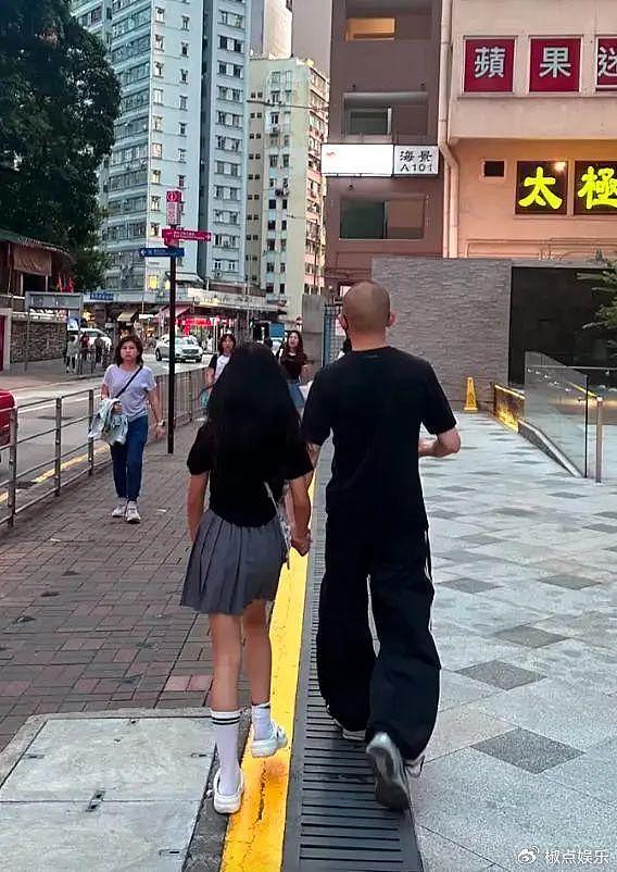 聂远全家香港度假，俩女儿都遗传妈妈美貌超好看，岳母出镜好年轻 - 14