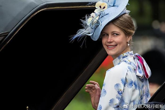 英女王20岁小孙女在庆典成时尚黑马！穿蓝色印花裙好美，不输小夏 - 13