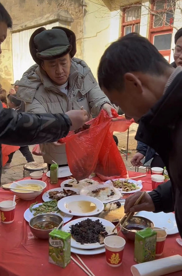 演员李嘉明现身农村吃席，自带塑料袋打包剩菜，穿着朴素很接地气 - 3