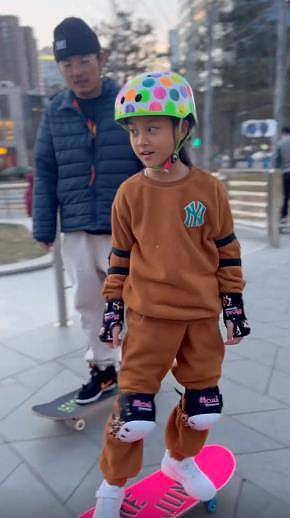 李小璐带女儿滑雪，甜馨一学就会，运动能力值拉满，确实培养得很优秀 - 12