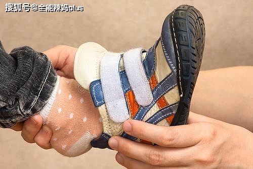 冬季棉鞋别乱买，这种儿童鞋被加入“黑名单”，保暖却容易伤到脚 - 5