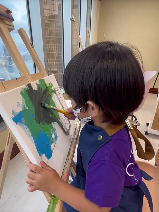 郑嘉颖娇妻陈凯琳带大儿子去学画画 从小培养儿子对艺术的兴趣 - 4