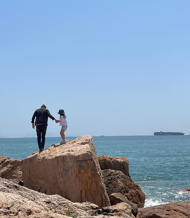 TVB男艺人徐荣是港圈中的女儿奴 牵着女儿手逛街和去海边看海 - 5