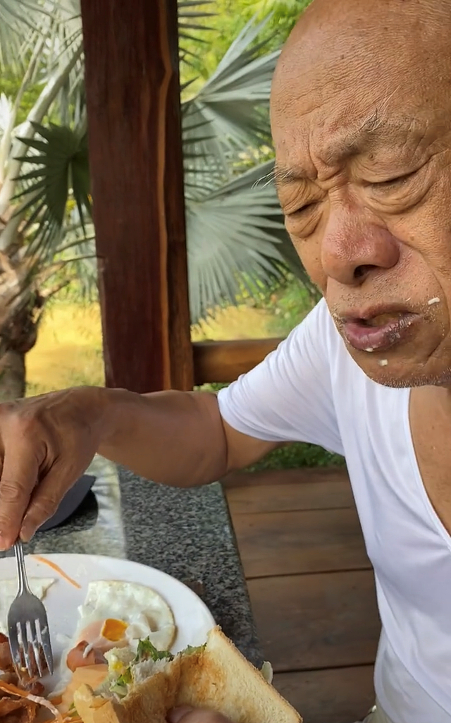 77岁凌峰定居泰国曝近况，大口吃33元简餐精神佳，说山东话显亲切 - 9