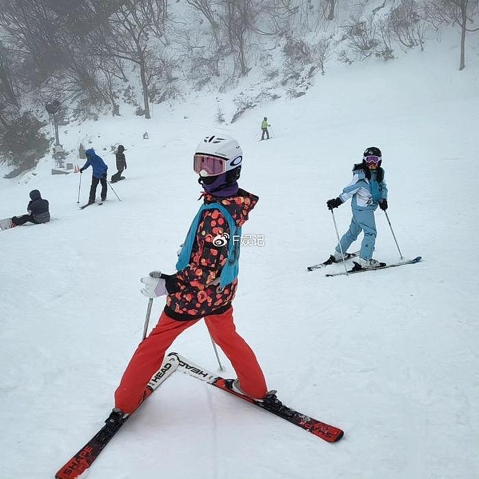 胡诺言陈琪带3个子女度假滑雪 晒一家五口温馨全家福和夫妻合影 - 2