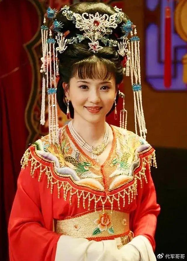她被誉为“江南第一美人”，出道多年不接吻戏，当红时嫁给初恋很幸福 - 4