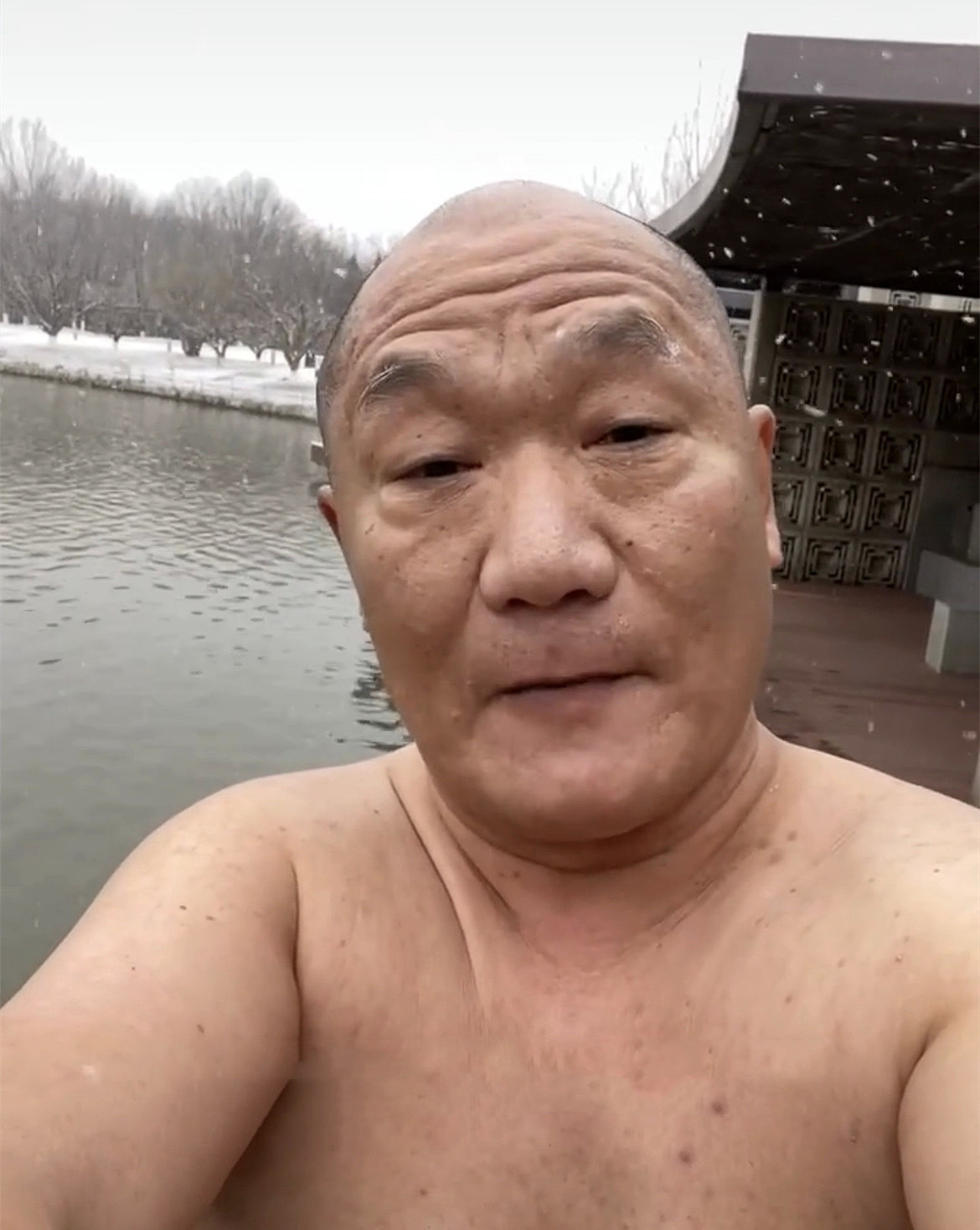 59岁歌手谢东近照曝光，冬泳庆生身材健硕，撞脸相声大师侯宝林 - 1