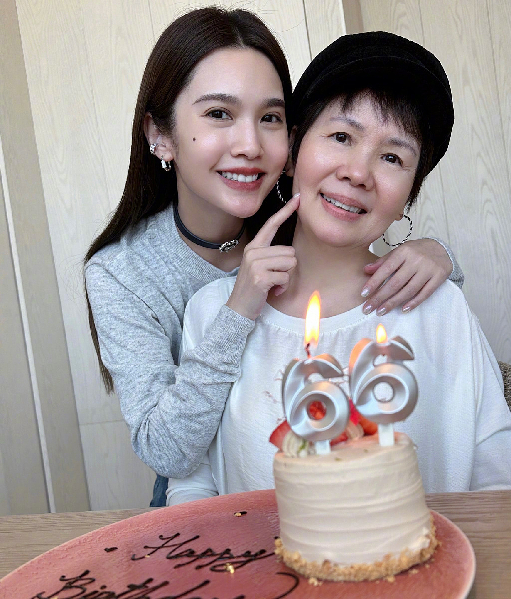 杨丞琳晒66岁母亲庆生照，皮肤白皙脸颊红润，母女合照似姐妹 - 6