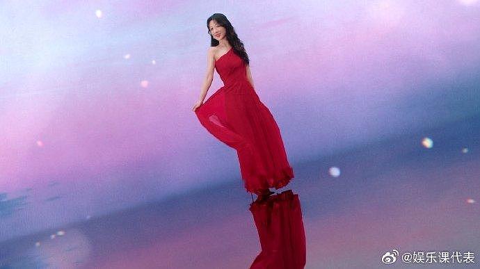 杨紫这次真的让人眼前一亮，红色纱裙不仅颜色鲜艳吸睛… - 1