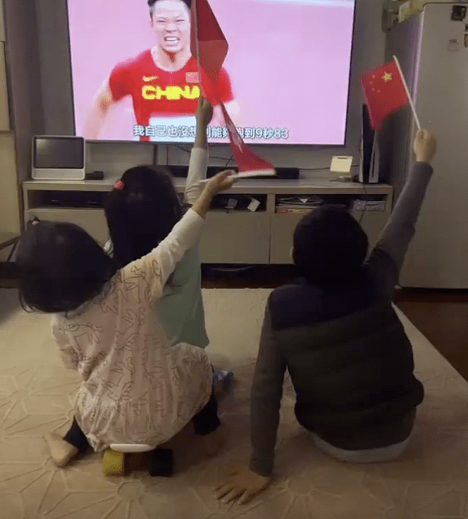 霍启刚追星访港奥运健儿，三个儿女在家挥着国旗彰显爱国热情 - 2