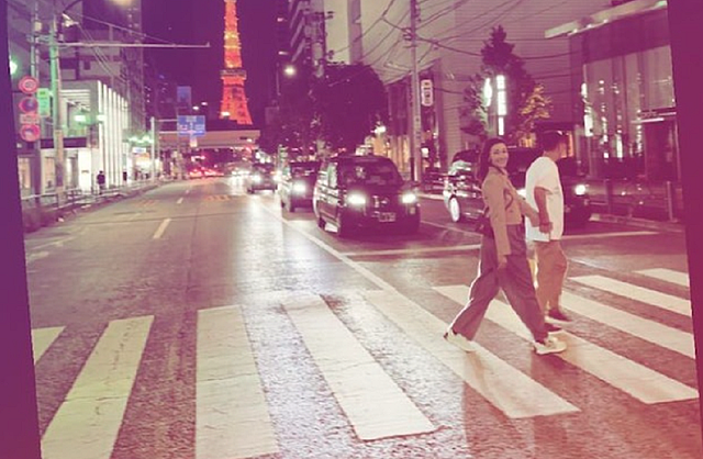 李嘉欣现身日本街头，与老公站马路上十指紧扣拍照，行为危险 - 2