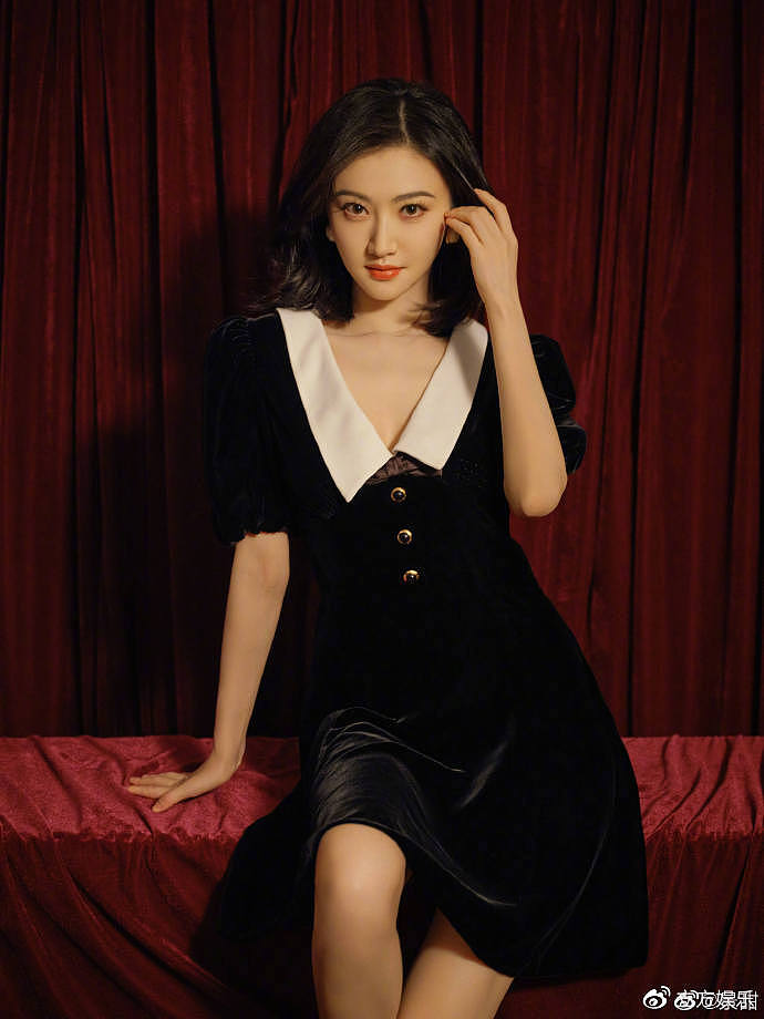 景甜分享黑红复古写真 一身黑色丝绒裙优雅大方 - 2