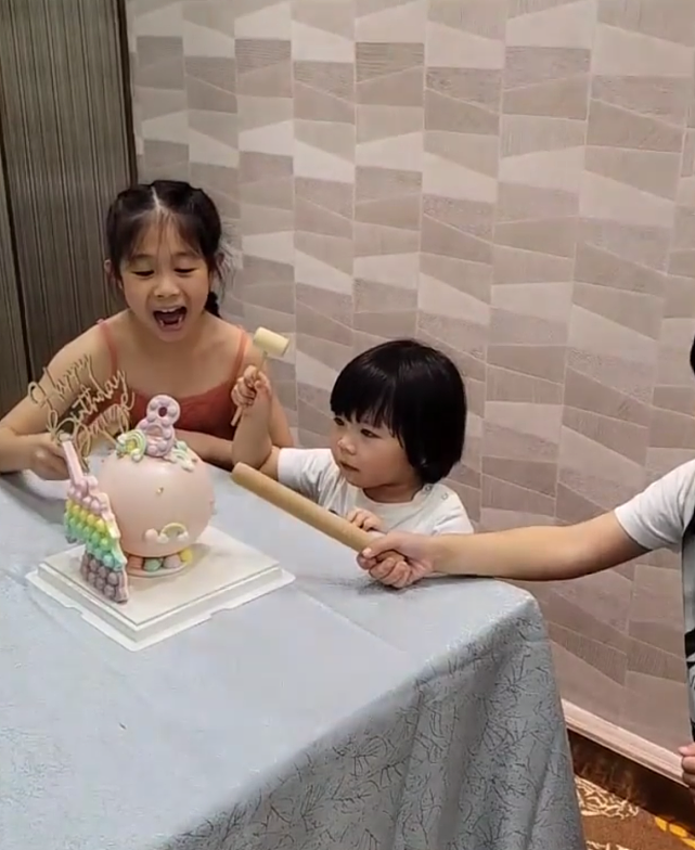 TVB男艺人黄祥兴一家出去吃饭为大女儿庆生 3个子女敲蛋糕很兴奋 - 8