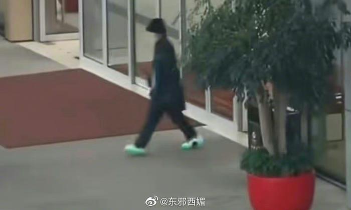 王俊凯、王源同天回重庆，王俊凯穿绿色鞋，王源戴蓝色帽…… - 1