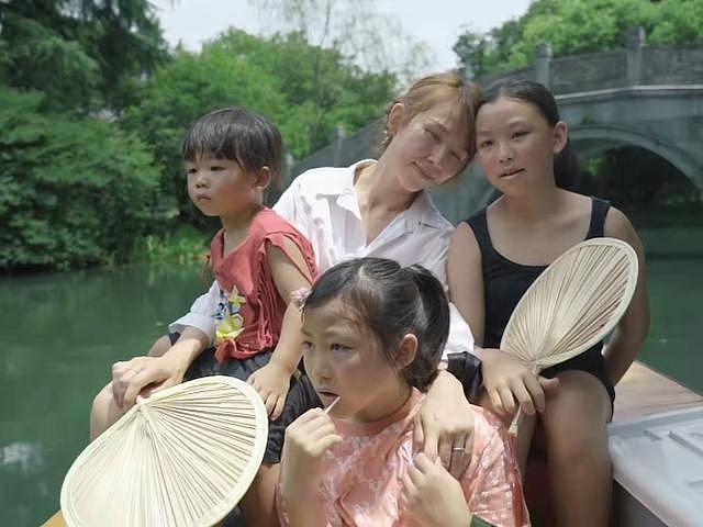 张晋晒一家五口游西湖视频，蔡少芬纯素颜出镜，三个孩子罕见同框 - 5