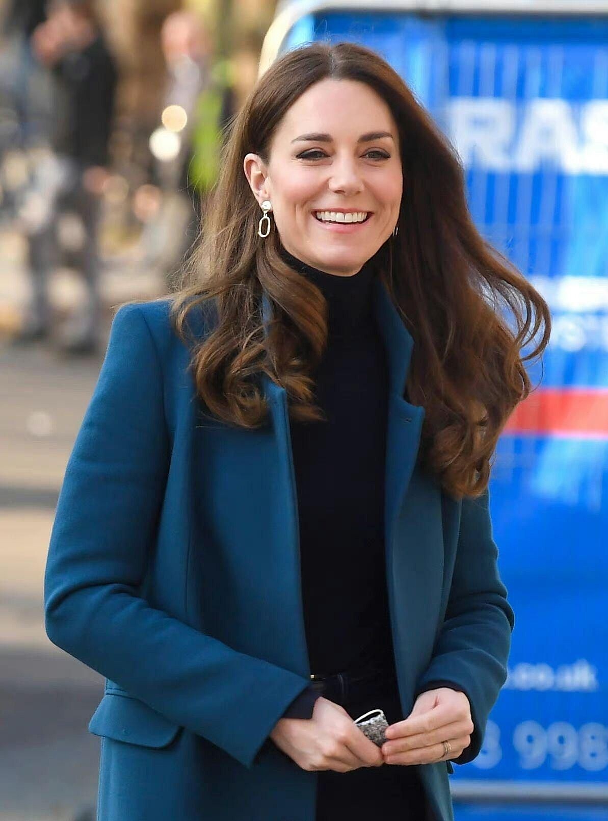 凯特王妃40岁首现身，蓝色大衣配喇叭裤时髦优雅，成皇室穿搭模版 - 3