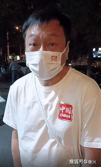 TVB视帝黎耀祥晒近况，晚上街边低调排队吃饭，桌上全是肉显豪气 - 1