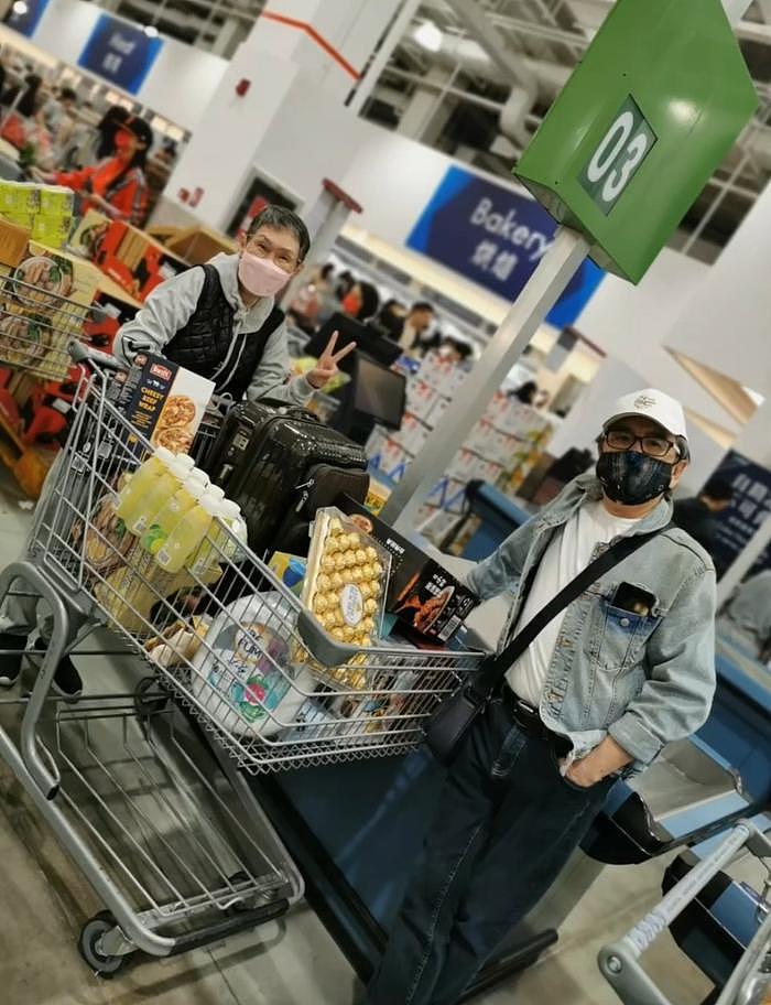 姜大卫夫妇三代同堂回内地超市置办年货 几大袋满载而归带回家 - 4