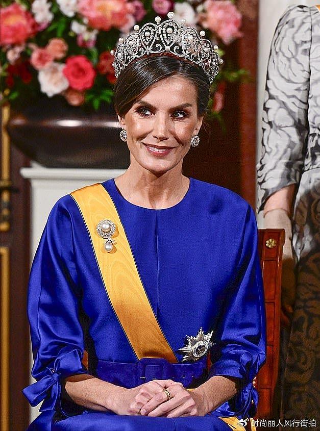 西班牙王后闪耀荷兰国宴！头戴皇冠太美，20岁荷兰大公主身材丰腴 - 2