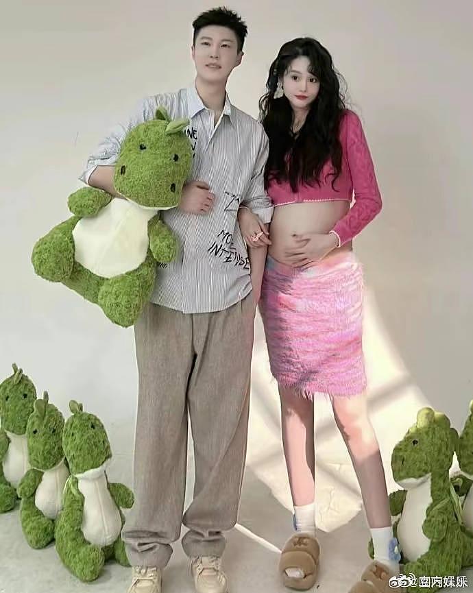 赵本山女儿球球晒孕期写真 挺8个月孕肚和老公贴贴 - 1